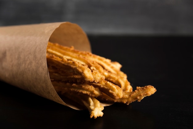 Foto gratuita merienda española de churros en papel de regalo