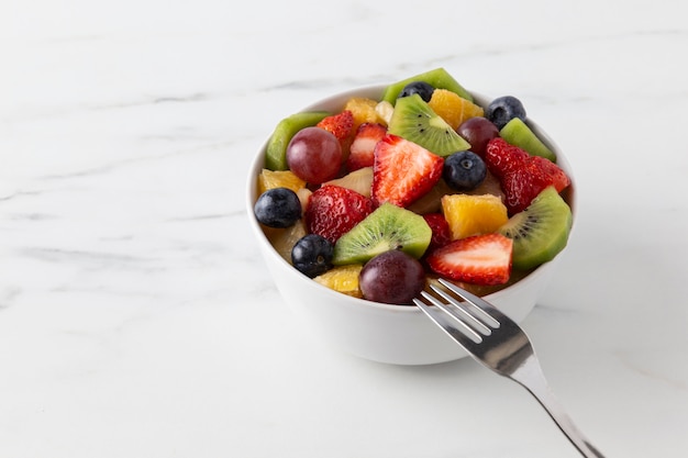 Merienda de frutas en un bol