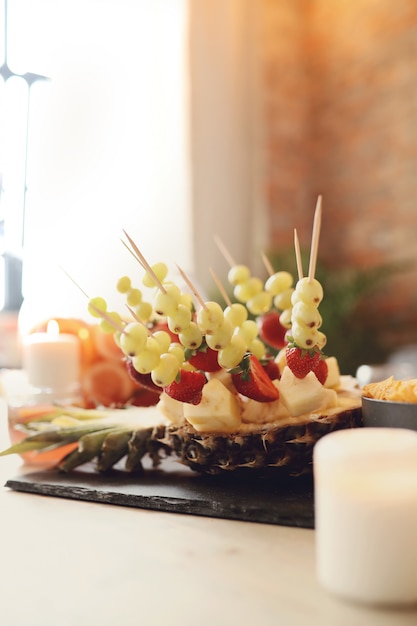 Merienda de frutas en la mesa