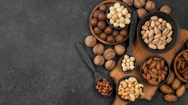 Merienda de frutos secos orgánicos en tazones y cucharas