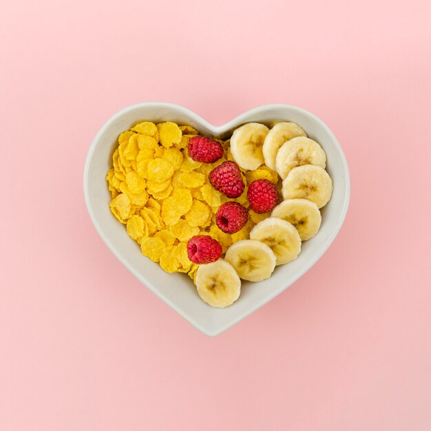 Merienda saludable con copos de maíz y frutas