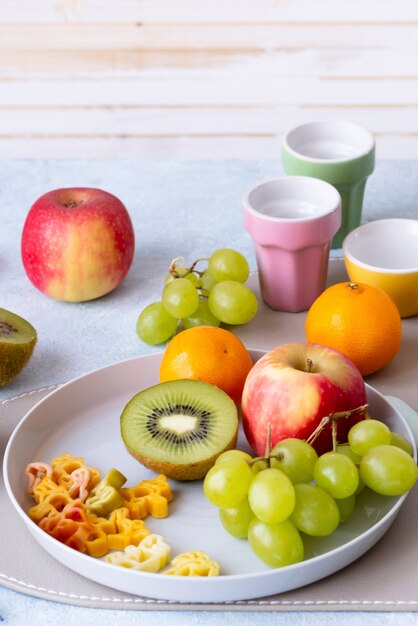 Merienda saludable para niños y golosinas con frutas frescas