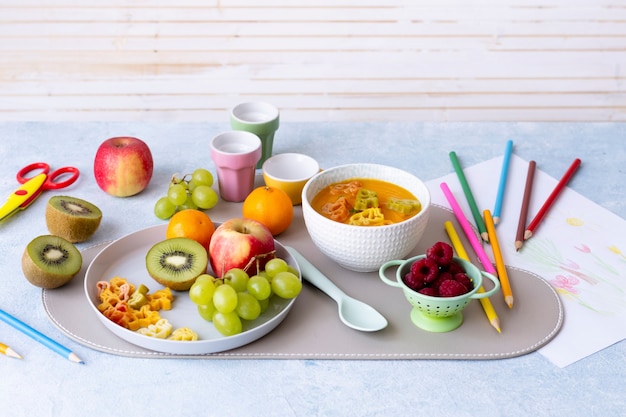 Foto gratuita merienda saludable para niños y golosinas con frutas frescas