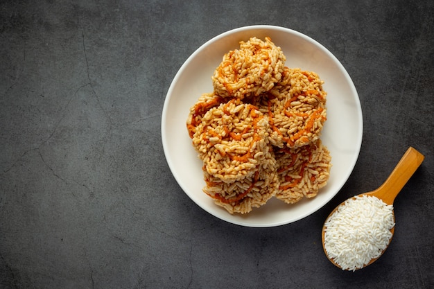 Merienda tailandesa; KAO TAN o galleta de arroz en un tazón blanco