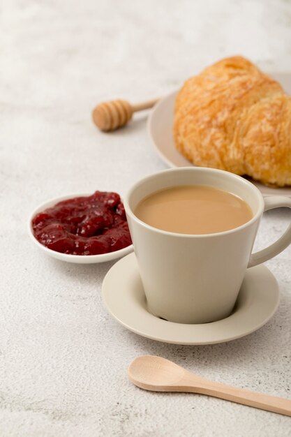 Mermelada casera fresca y jugosa y café de la mañana