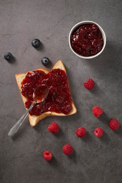 Foto gratuita mermelada casera jugosa fresca en una rebanada de pan