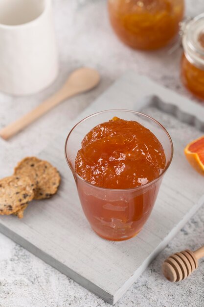 Mermelada casera jugosa fresca en un vaso