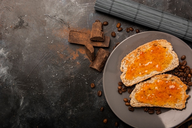 Foto gratuita mermelada dulce en pan de cerca