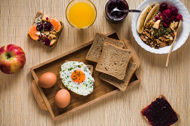 Mermelada y ensalada cerca de la comida del desayuno