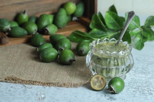 Mermelada de feijoa casera en la superficie de la piedra.