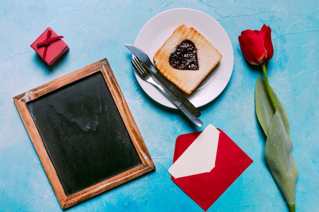 Mermelada en forma de corazón en pan tostado con pizarra