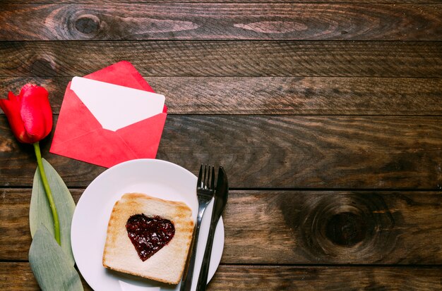 Mermelada en forma de corazón en pan tostado con tulipán