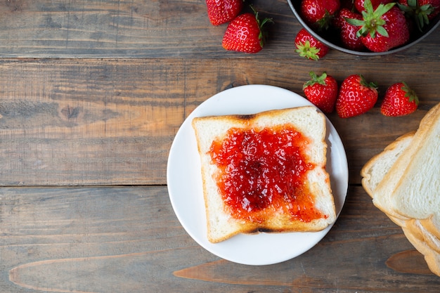 Foto gratuita mermelada de fresa con tostadas para el desayuno.