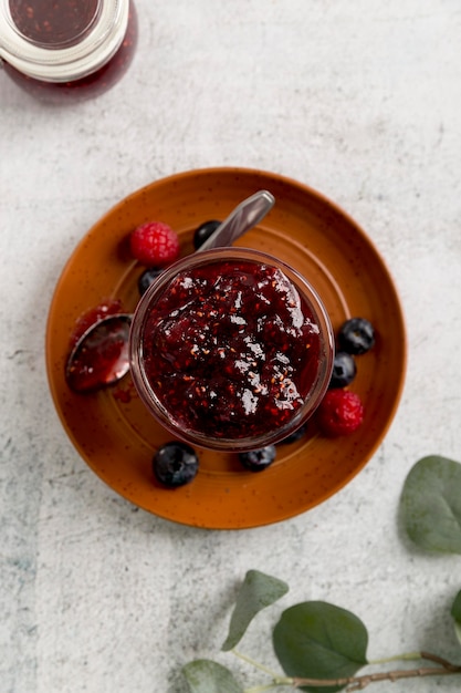 Mermelada fresca y jugosa de frutas del bosque caseras