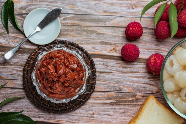 Mermelada de fruta de lichi Postre delicioso para el desayuno, comida tailandesa.