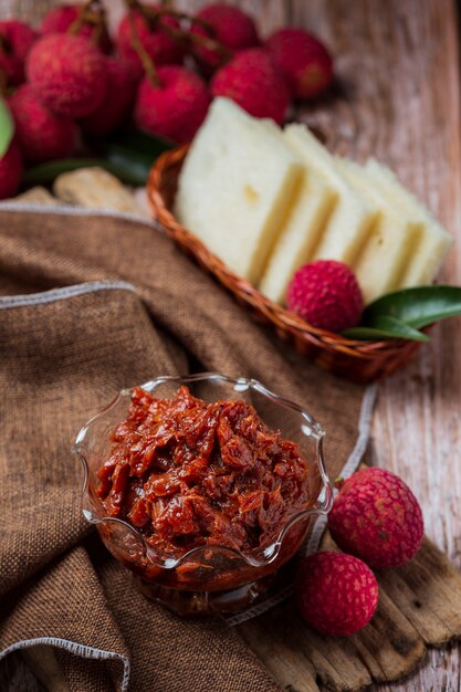 Mermelada de fruta de lichi Postre delicioso para el desayuno, comida tailandesa.