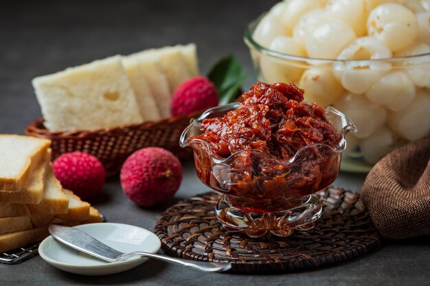 Mermelada de fruta de lichi Postre delicioso para el desayuno, comida tailandesa.