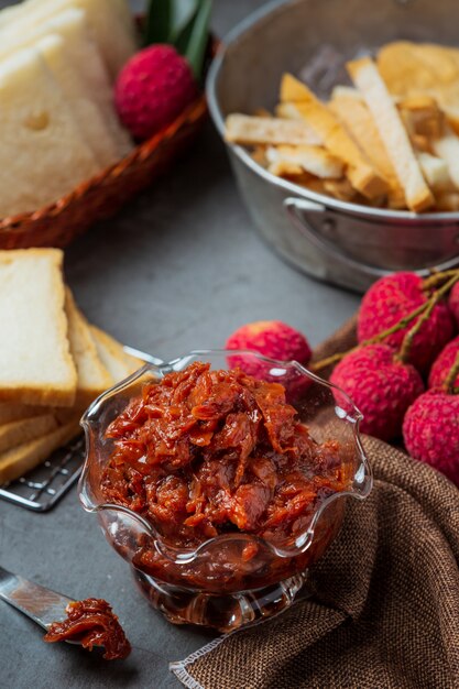 Mermelada de fruta de lichi Postre delicioso para el desayuno, comida tailandesa.