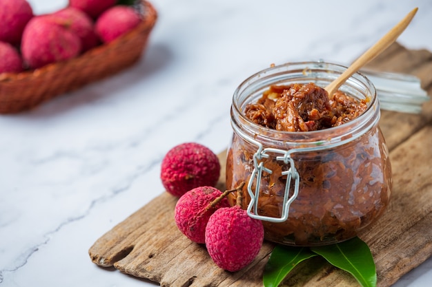 Mermelada de fruta de lichi Postre delicioso para el desayuno, comida tailandesa.