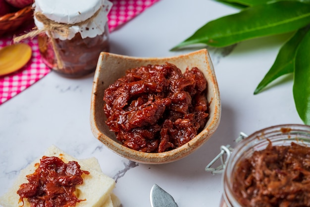 Mermelada de fruta de lichi Postre delicioso para el desayuno, comida tailandesa.