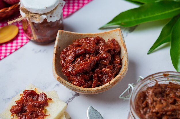 Mermelada de fruta de lichi Postre delicioso para el desayuno, comida tailandesa.