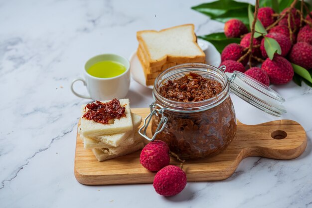 Mermelada de fruta de lichi Postre delicioso para el desayuno, comida tailandesa.