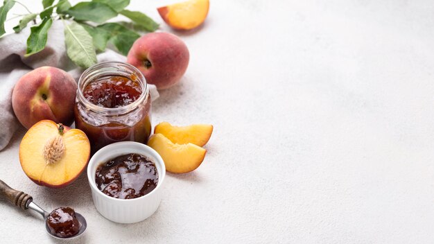 Mermelada de frutas de alto ángulo con espacio de copia