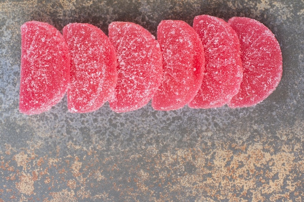 Mermelada de gelatina dulce roja sobre fondo de mármol. Foto de alta calidad