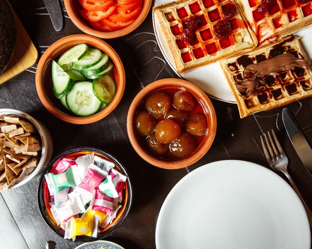 Mermelada de gofres y verduras en rodajas