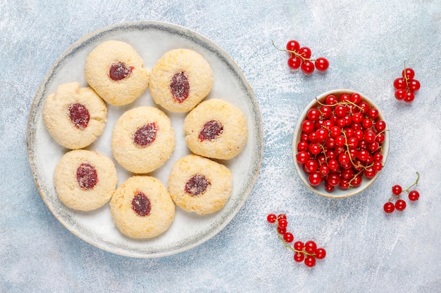 Mermelada de grosella roja rústica casera rellenando galletas con coco