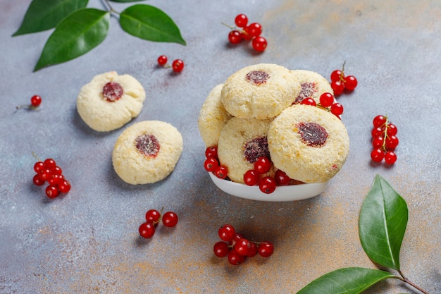 Mermelada de grosella roja rústica casera rellenando galletas con coco