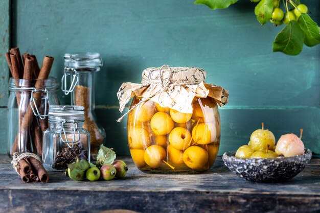 Mermelada de manzana del paraíso. Manzanas del paraíso en almíbar de azúcar en madera vieja. Recolección de la cosecha de otoño.