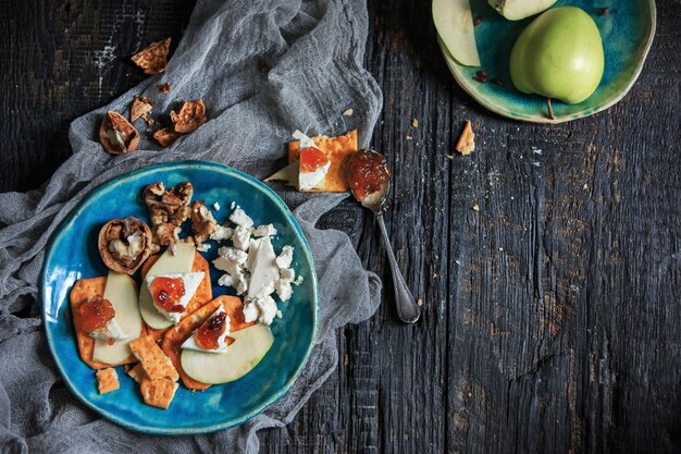 La mermelada natural de frutas en la mesa de madera