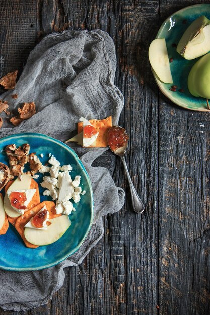 La mermelada natural de frutas en la mesa de madera