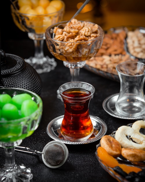 Mermelada de nueces y una taza de té aromático.