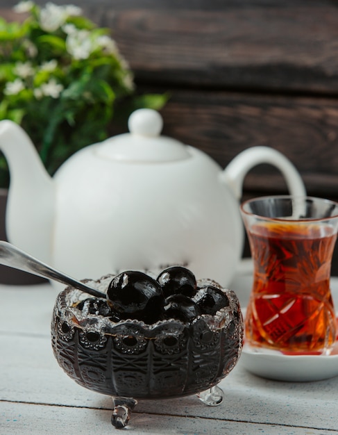 mermelada de nuez azerbaiyana en un tazón de cristal servido con té negro
