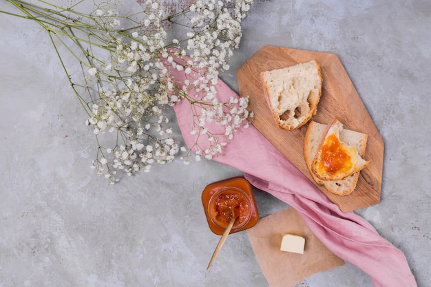 Foto gratuita mermelada de pan desayuno