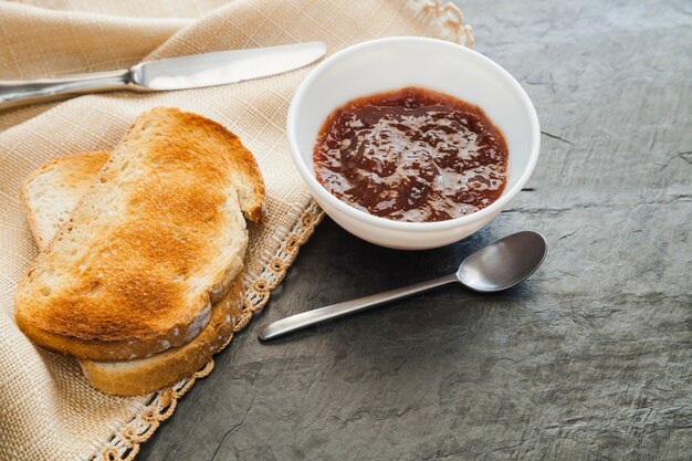 Mermelada y pan tostado