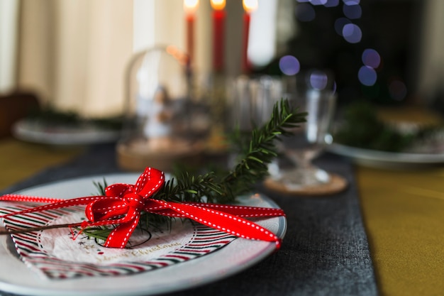 Mesa adornada para navidad.