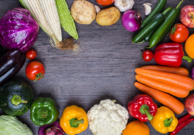 Mesa con algunas verduras