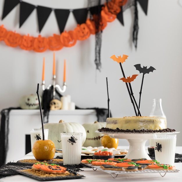 Mesa de alto ángulo con golosinas y decoraciones de fiesta de halloween
