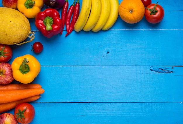 Mesa azul con frutas y verduras