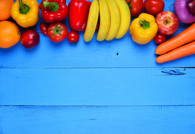 Mesa azul con verduras y frutas