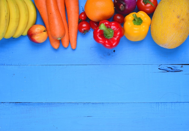 Mesa azul con verduras y frutas