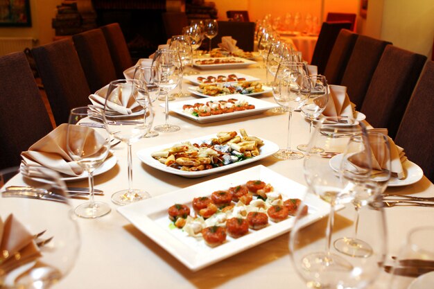 Mesa de banquete con aperitivos