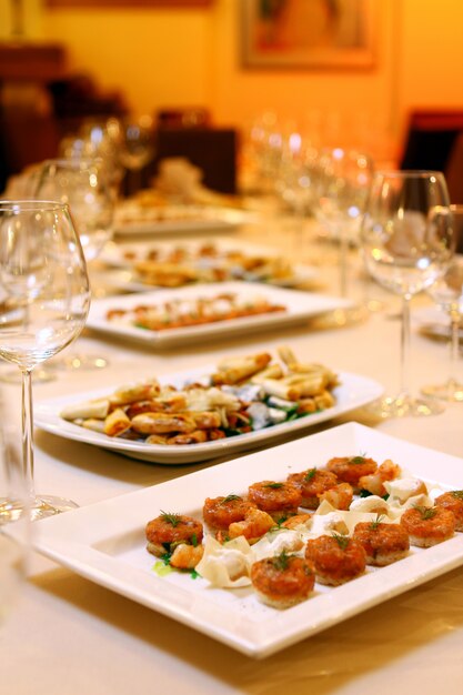 Mesa de banquete con aperitivos