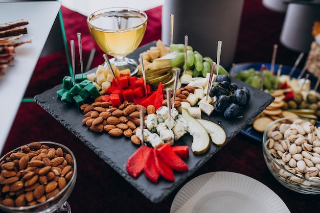 Mesa de banquete decorada con aperitivos en una boda