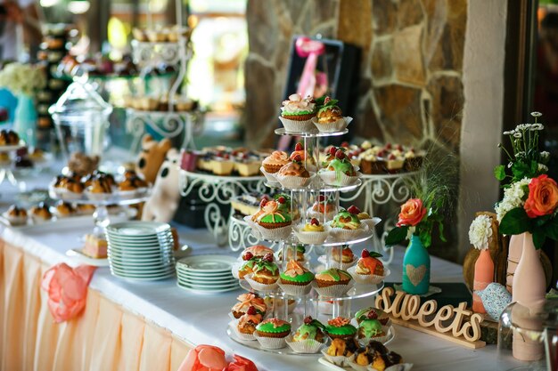 La mesa del banquete con dulces