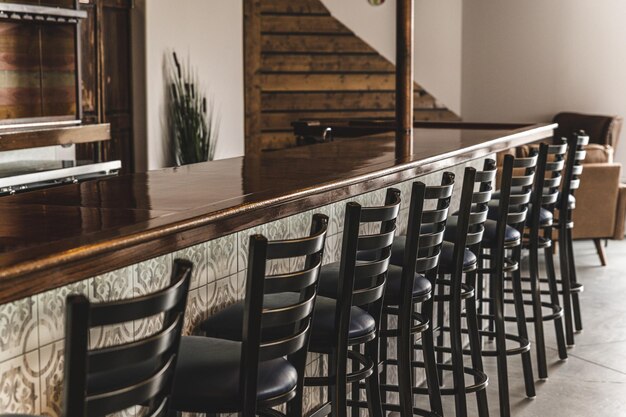 Mesa de bar de madera con sillas de bar en una cafetería