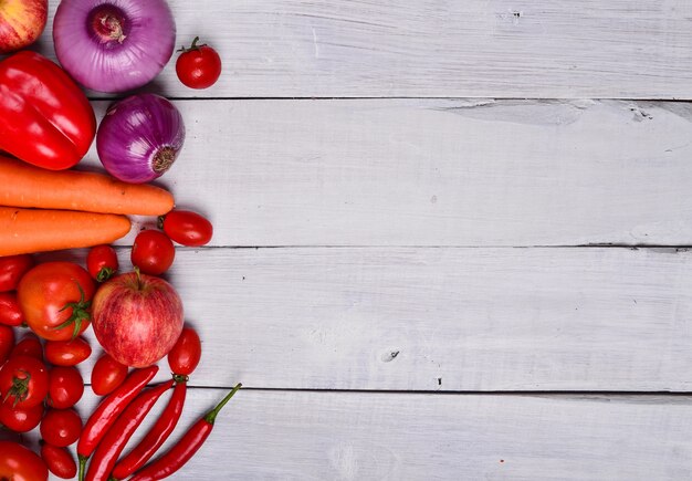 Mesa blanca con verduras